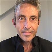 Coach britannique certifié et accrédité Qualiopi, spécialisé dans la formation en anglais des affaires.